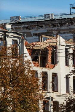 Kharkiv şehri, Ukrayna - 10 Ekim 2024: Bina askeri saldırı ve bombardıman sırasında bir füze saldırısı sonucu hasar gördü. Ön cephenin bir kısmı parçalanmış ve camlar kırılmıştı.