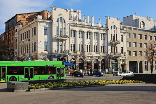 Харьков, Украина - 10 октября 2024 года: Троллейбус на улице Сумской возле здания с красивой архитектурой в историческом центре города