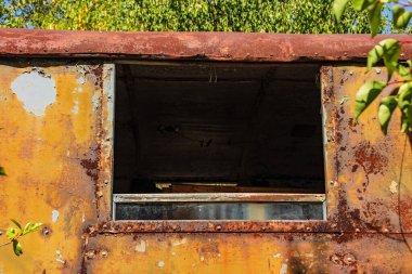 Eski bir mürettebat taşıyıcısının penceresi açık, vardiya otobüsü yakın plan. Terk edilmiş mobil ev (mobil kulübe, karavan)