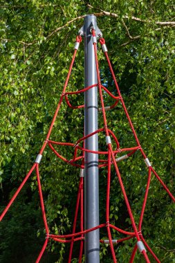 Modern bir parktaki oyun parkında kırmızı ip piramidi