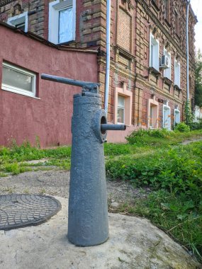 Sokak musluğu. Eski metal su musluğu - Kharkiv şehrinin bazı bölgelerinde su kaynağı