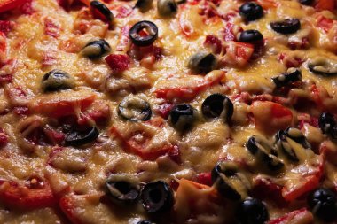 Doğranmış sosisli, siyah zeytinli ve domatesli ev yapımı pizza. Cömert malzemeli hazır pizza.