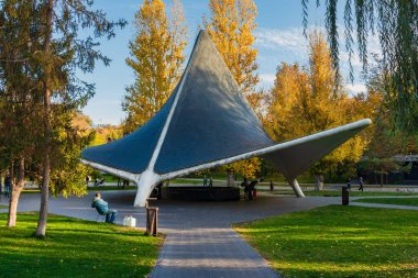 Kharkiv şehri, Ukrayna - 23 Ekim 2024: Kharkiv kentindeki kaynak suyu üzerinde beton pavyon. Sarzhin Yar Parkı 'ndaki üç destekte alışılmadık şekilli inşaat. İnanılmaz mimari.