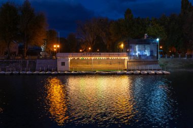 Kharkiv City, Ukrayna - 3 Kasım 2024: Akşam üstü boş kayık kiralama istasyonu. Parkın yanındaki nehir kıyısında.