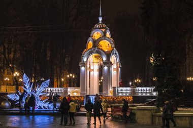 Kharkiv şehri, Ukrayna - 6 Aralık 2024: Kharkiv şehrinin merkezindeki dekoratif ayna akıntısı bir kış akşamı süslenir ve aydınlatılır