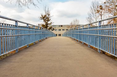 Metal parmaklıklı boş bir köprü. Yeni yaya köprüsü