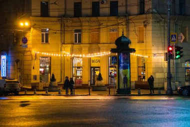 Kharkiv şehri, Ukrayna - 9 Aralık 2024: Kharkiv 'in merkez ilçesindeki bir binanın yakınındaki bir kafede bir ışık çelengi aydınlanıyor