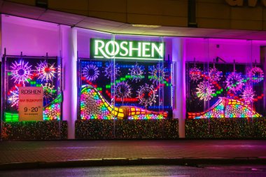 Kharkiv şehri, Ukrayna - 9 Aralık 2024: Çok renkli açık renk sanat eserleri olan Roshen mağazasının parlak ve alışılmadık vitrinleri