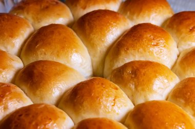 Lezzetli bir altın hamurla fırında pişmiş çörek yemeye hazır. Klasik ev yapımı yemek dürümleri.