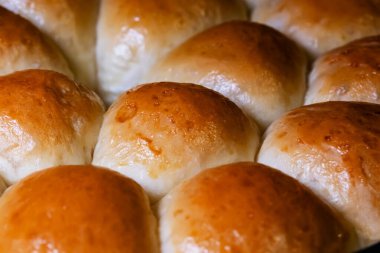 Fırında altın hamurlu çörekler. İştah açıcı yemekler.