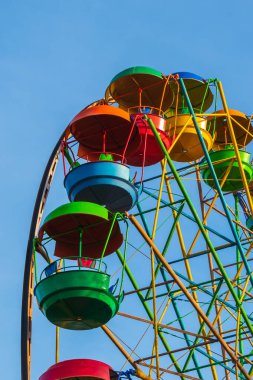 Renkli dönme dolaplar, açık mavi gökyüzüne yakın çekim. Ukrayna 'da cazibe. Güneşli bir gün