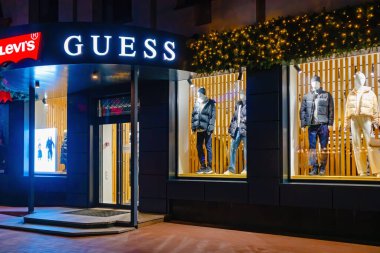 Kremenchuk Şehri, Ukrayna - 9 Ocak 2025: Levi 's & Guess giyim mağazasının girişi ve girişi