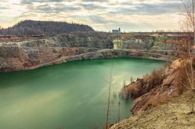 Ukrayna 'da açık maden ocağı. Kremenchuk şehrinde gölü olan granit ocağı. Yüzey madenciliği - mineral yatağını kaplayan toprak ve kaya (aşırı yük) kaldırılır