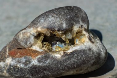 Taşın boşluğundaki kristaller. Çakıl taşının içindeki kristallerin makro fotoğrafı