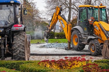 Kremenchuk şehri, Ukrayna - 21 Kasım 2022: Puşkin anıtının yıkılması. Kaya matkabıyla bir traktör kırılır ve anıtın beton ve taşlarını yok eder.