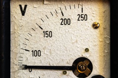 Eski voltmetre, yakın çekim ölçüm cihazı. Boya analog ölçekte çatlamış. Elektrik Ölçüm ve Kontrol Cihazı