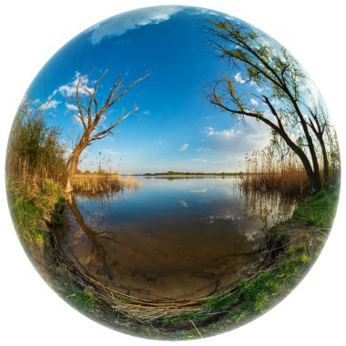 Kıyısında ağaçlar olan bir göl ya da nehir manzarası. Suyun yakınındaki kırsal bir bölgenin 180 derecelik geniş açılı manzarası. Kharkiv bölgesi, Ukrayna