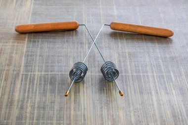 Çubuk metal göstergesi. Modern Divining L çubukları silindir rezonatörü