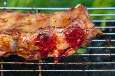 Yemekte yüz şekli - Pareidolia bir çeşit apofenidir. Domuz pirzolası sıcak kömürlerin üstünde kızartılır. Metal bir ızgarada et pişirme işlemi