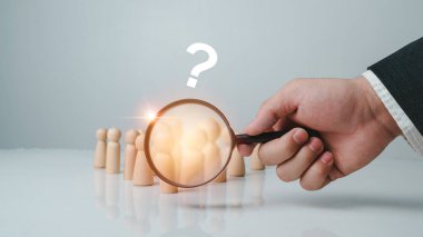 İnsan kaynakları ya da insan kaynakları, organizasyon istihbaratına katılacak personel aramak için büyüteç kullanıyor. İyi problem çözme yetenekleri, liderlik vasıfları iş hayatında başarı sağlıyor..