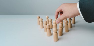 Üstün becerileri ve diğerlerinden farklı liderlik becerileri, zeki, sorunları çözme kapasitesi olan, organizasyonu başarıya götürebilecek liderler. iş planlaması, insan kaynakları