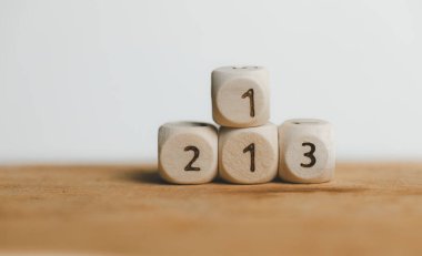 Minimalist bir düzende numaralar gösteren ahşap zarlar. Oyunlar, yaratıcı projeler, eğitim amaçları ve günlük dekorasyon için mükemmel..