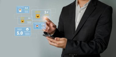 Bir işadamı akıllı telefonu kullanarak müşteri değerlendirmelerini görsel reytinglerle analiz eder. Görüntü, teknolojinin modern iş değerlendirmeleri ve kullanıcı deneyimlerindeki rolünü göstermektedir..