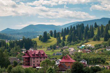 Karpatlar, Ukrayna - Ağustos 205 Yazın güzel Karpatlar köyü. yüksek kaliteli fotoğraf