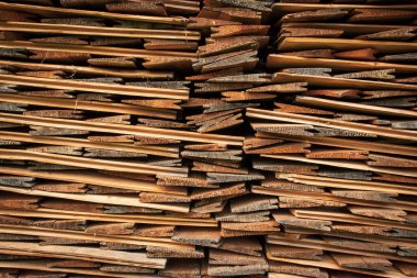 Arkaplan olarak dizilmiş tahta kütükler.