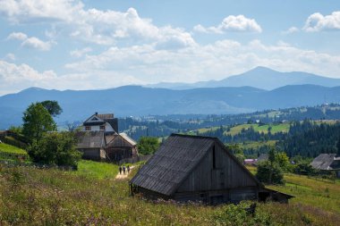 Ukrayna Karpatya köyündeki ahşap ev.