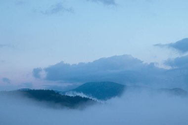 Dağlarda sis ve bulutlar