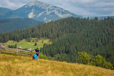 Bir adam ve bir sırt çantası dağlarda yürüyor..