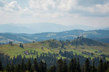 Yazın dağların manzarası Karpatlar 'ın bir köyünde.