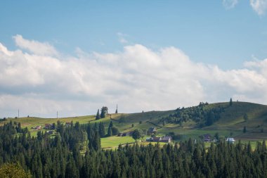 Dağlarda küçük bir köyü olan güzel bir manzara.