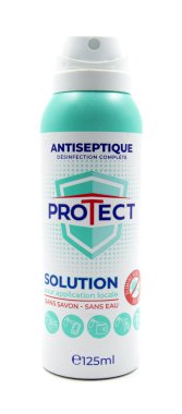 Beyaz arka planda alkol spreyi olan antibakteriyel sprey.