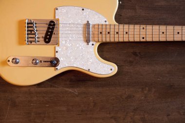 Eski ahşap üzerinde sarı gitar