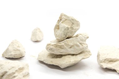 Beyaz arkaplanda beyaz kil parçaları