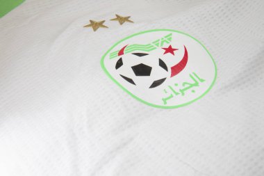 Beyaz üniformalı Cezayir futbol takımı logosu