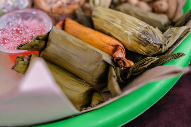 Endonezya 'daki Orta Cava kabilesinden gelen bu düğün partisinde servis edilen muz yapraklarıyla kaplı bir tepside servis edilen çeşitli geleneksel Endonezya atıştırmalıkları.