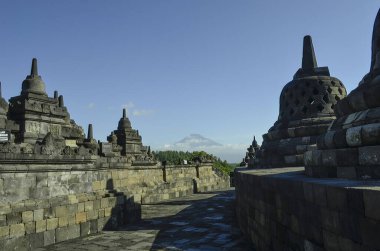 Borobudur Vadisi, Merapi Dağı 'nın panoraması, Borobudur Vadisi ve Borobudur Budist Tapınağı' ndaki 9. yüzyıl Taş Stupa 'sı (UNESCO Dünya Mirası Alanı) ile kaplıdır. Magelang, Merkez Java, Endonezya