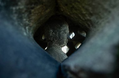 Endonezya 'nın merkezindeki Yogyakarta kenti yakınlarındaki Magelang şehrindeki dünyanın en büyük Budist tapınağı olan Borobudur' un tepesindeki küçük bir stupada oyulmuş bir Buda heykeli..
