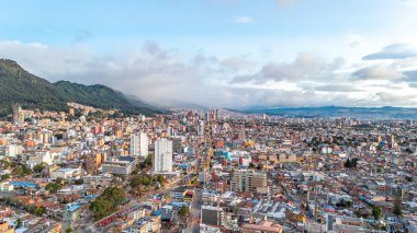 Bogota şehrinin havadan görünüşü, Cundinamarca, Kolombiya 'nın arka planında dağlar var.