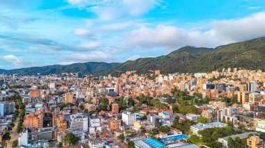 Cundinamarca, Kolombiya 'da Dağlarla çevrili Başkent Bogota' nın Hava Manzarası