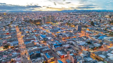 Bogota 'nın Alacakaranlıktaki Hava Görüntüsü, Kolombiya' nın Cundinamarca kentsel manzarasını gösteriyor.