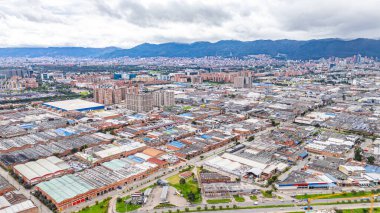 Arkaplanda Dağları olan Bogota Şehir Manzarası