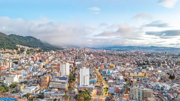 Bogota, Kolombiya 'nın Kentsel Manzarası ve Arkaplanda Dağlar