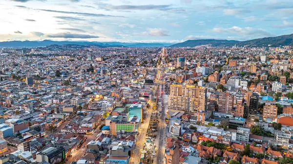 Bogota, Kolombiya 'nın Kentsel Manzarası ve Arkaplanda Dağlar