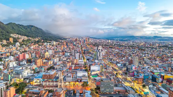 Kolombiya 'nın Arkaplan Dağları ile Bogota Şehri' nin Çarpıcı Hava Görüntüsü