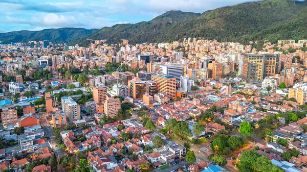 Bogota 'daki Kentsel Manzara, Cundinamarca, Kolombiya Dağ Arkaplanı