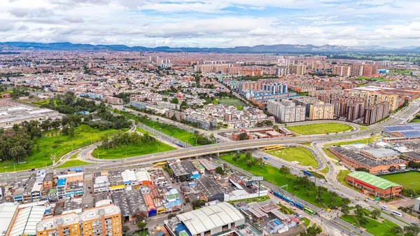 Bogota, Kolombiya 'nın çarpıcı hava manzarası Şehir manzaraları ve Yeşil Alanlar